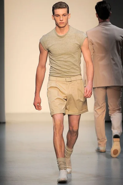 Look 25